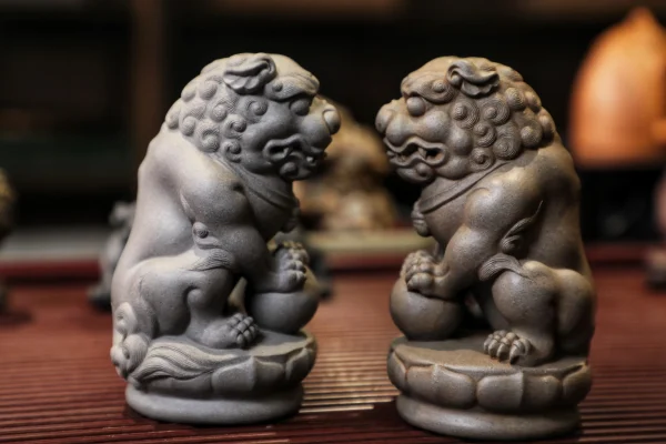 The left is a brand new tea pet, while the right is a tea pet that has been nurtured for 9 months.