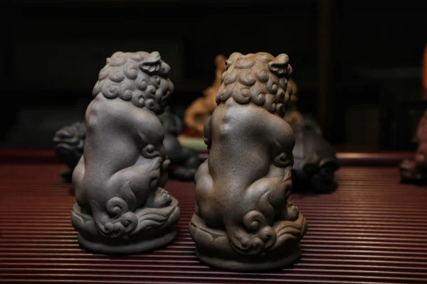 The left is a brand new tea pet, while the right is a tea pet that has been nurtured for 9 months.